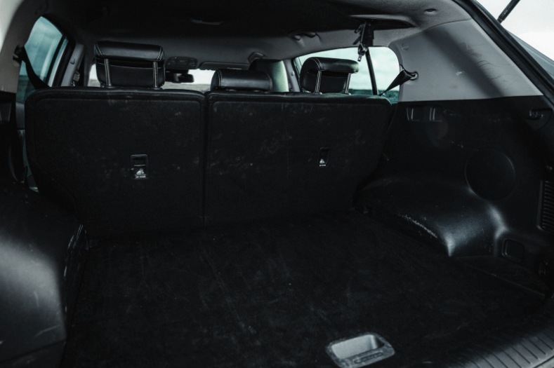 Maletero del coche SUV de alquiler en Islandia
