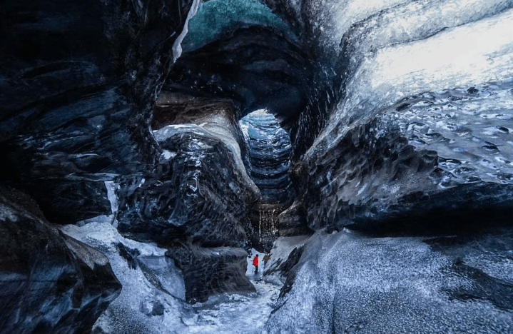 Cueva de hielo bajo el volcán Katla en Islandia