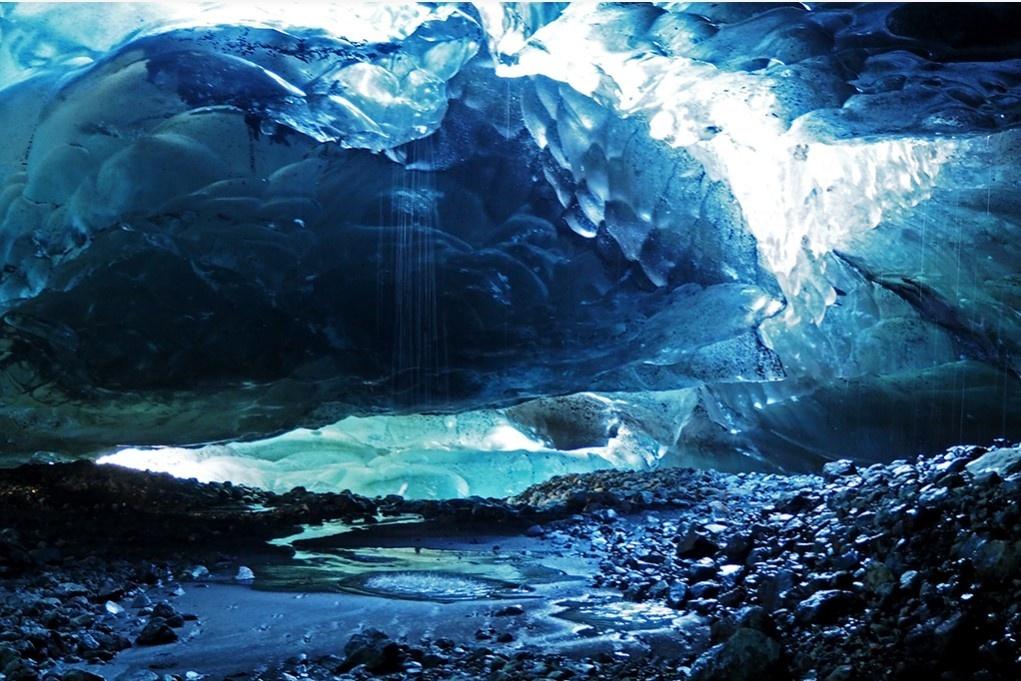 Excursión en helicóptero con la entrada a la cueva de hielo en Vatnajokull