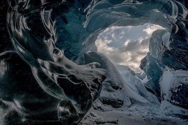 Excursión en la cueva de hielo en Islandia.