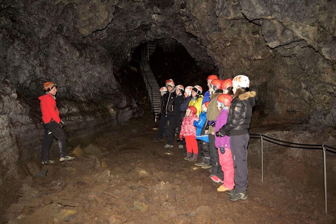 Teoría de la cueva de lava Vatnshellir en Islandia