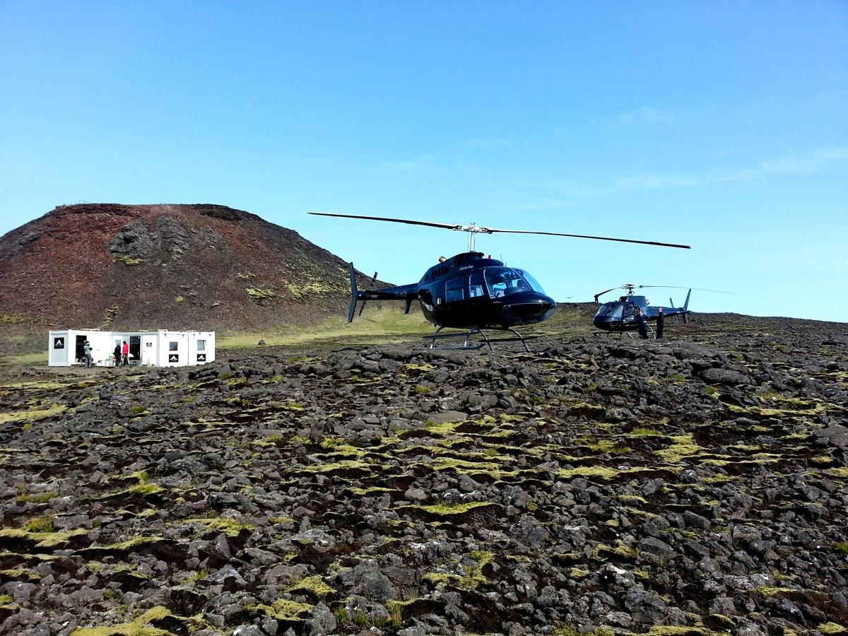 Excursión dentro del volcán con el transporte en helicóptero