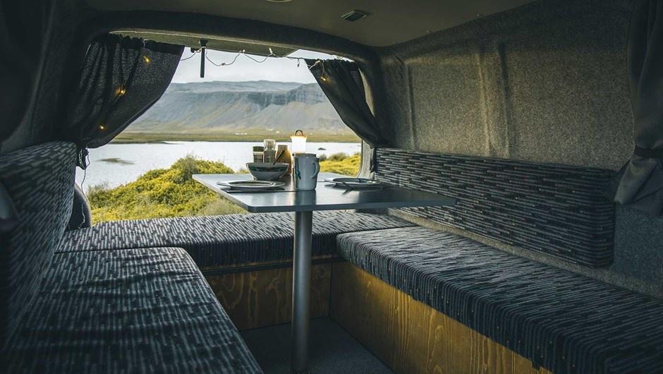 Interior de furgoneta todoterreno en Islandia