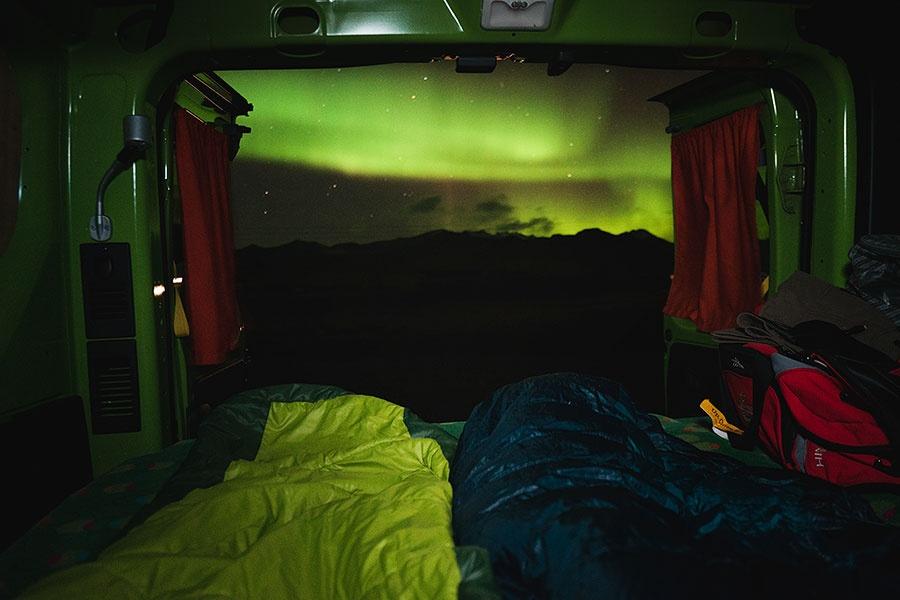 Vista de las auroras boreales desde la furgoneta