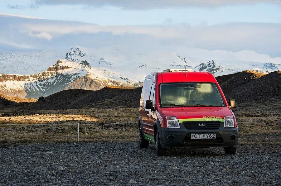 Viaje en furgoneta pequeña en Islandia