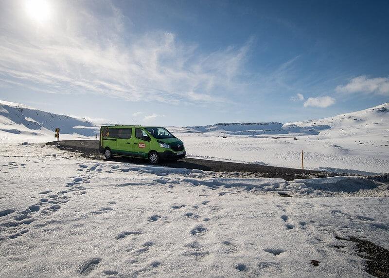 Vista de la furgoneta HC2 en invierno en Islandia
