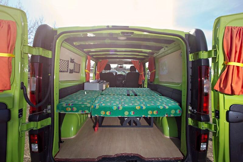 Imagen del interior de la furgoneta HC2 con las camas