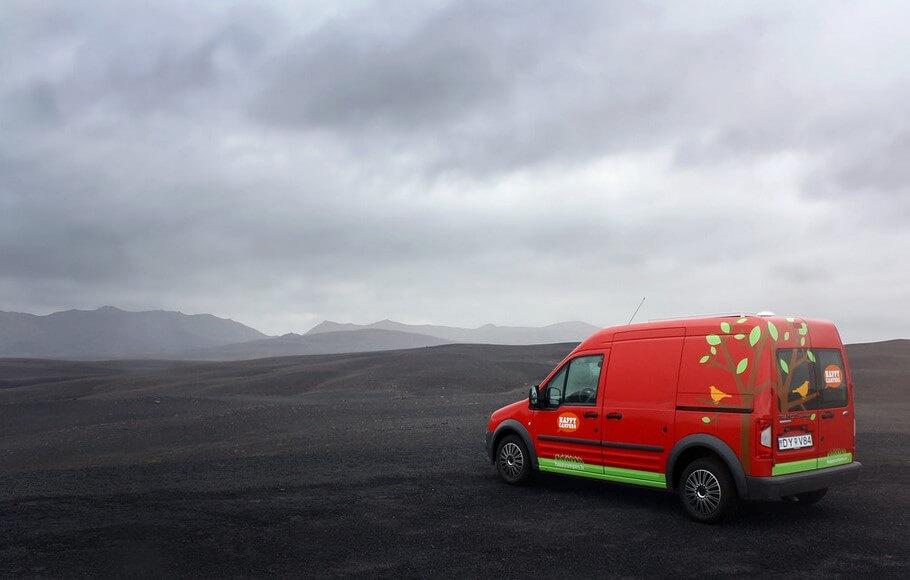 Exterior de la furgoneta pequeña HC1 en Islandia