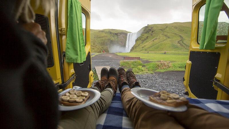 Vistas de Islandia desde el interior de la furgoneta grande HC5