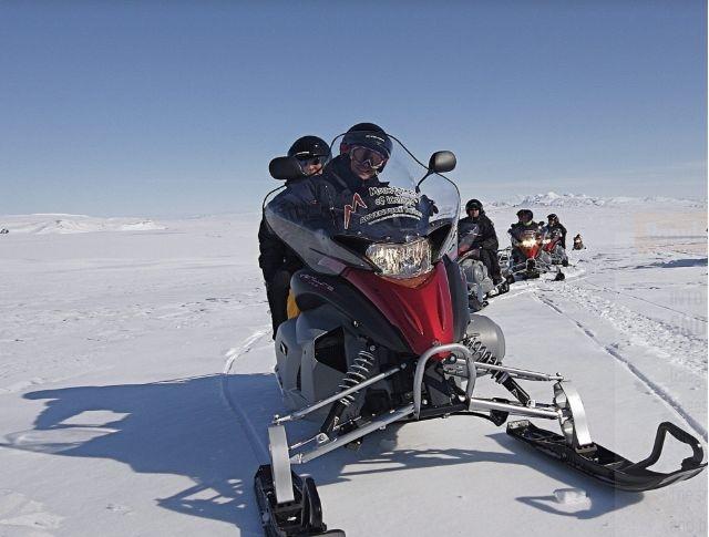 Motos de nieve en el glaciar Langjökull