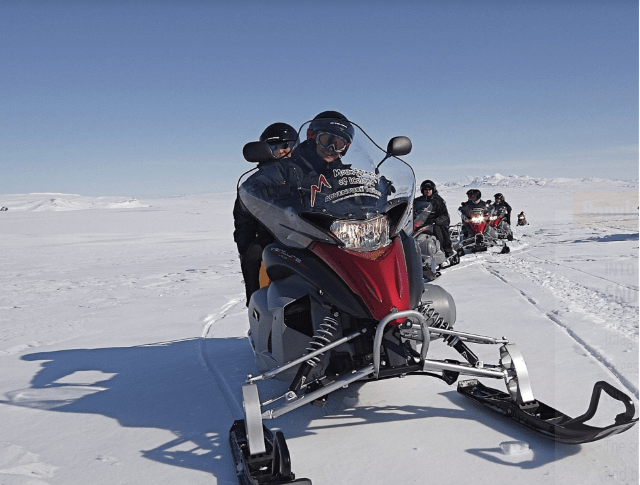 Con motos de nieve en el glaciar Langjökull, excursión completa.