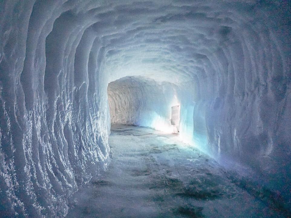 Túnel de hielo en el glaciar Langjökull, oeste de Islandia