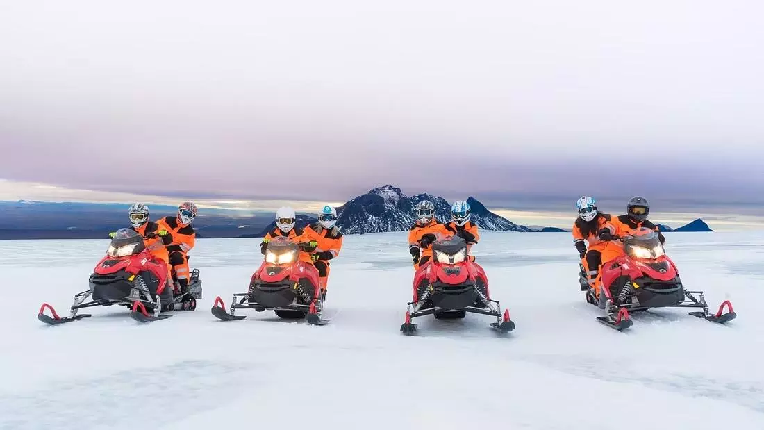Desde Reykjavík motos de nieve a la cueva de hielo Langjokull, Islandia.