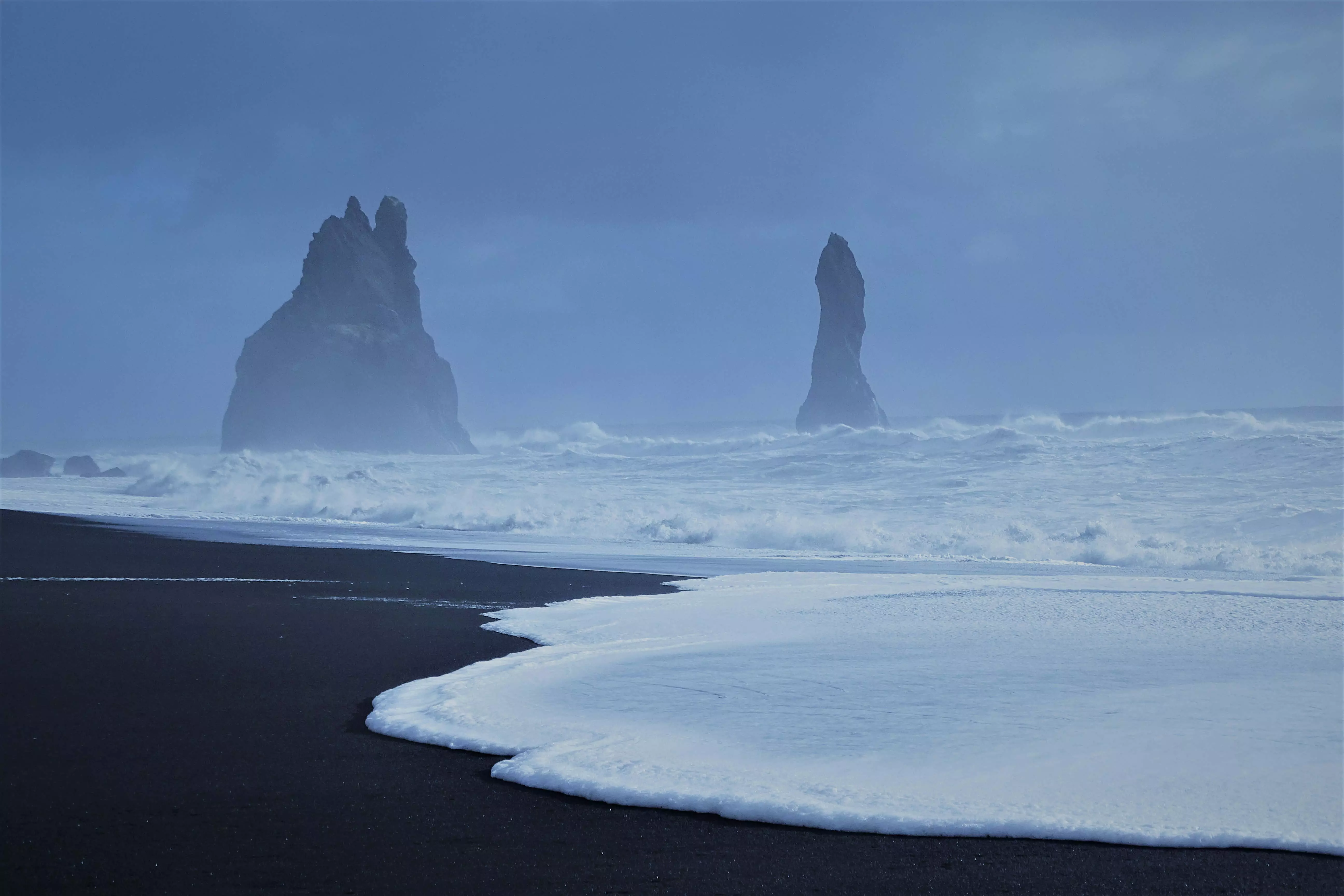 Playa de arena negra de Reynisfjara, sur de Islandia