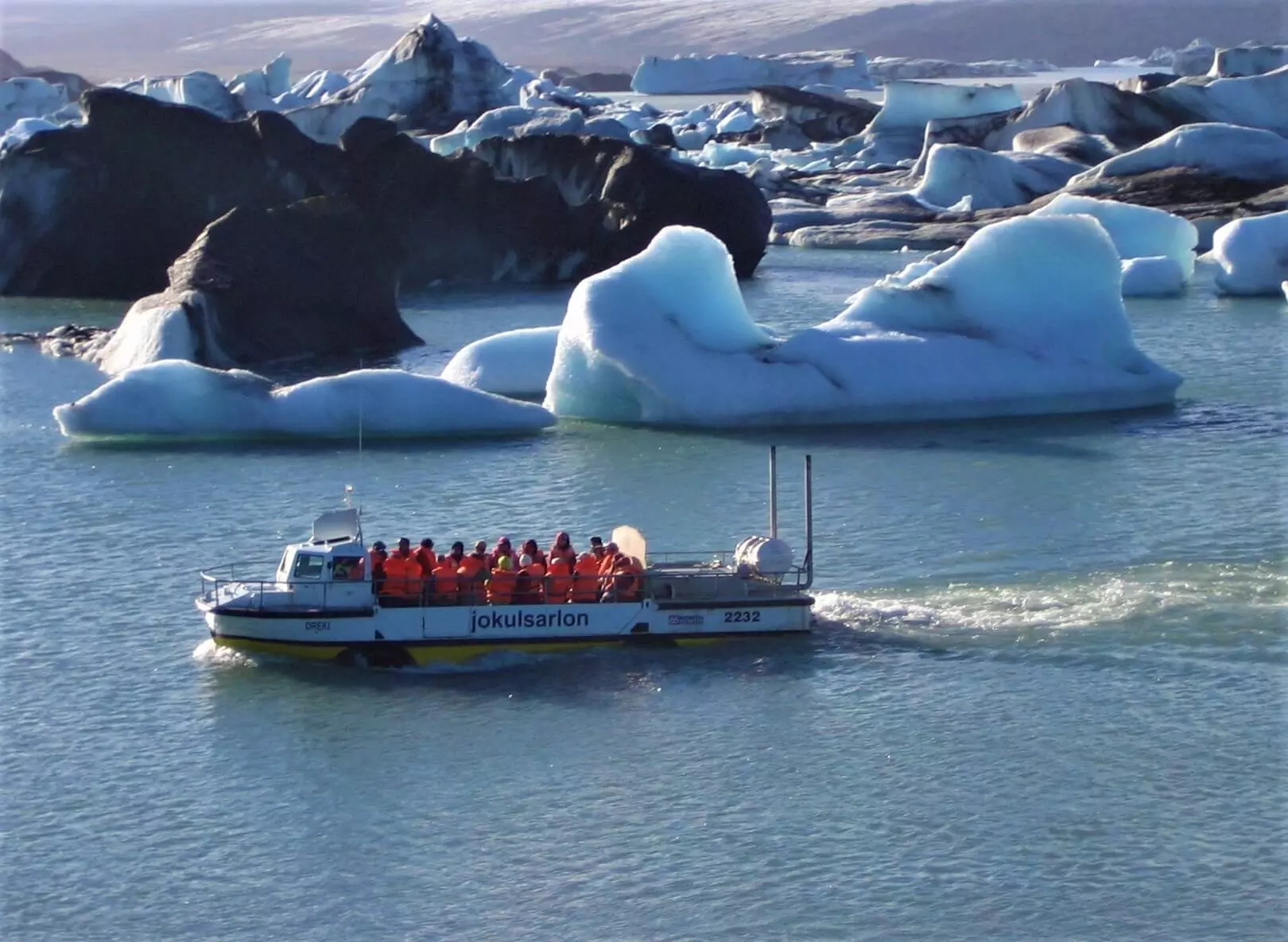 Excursión en barco anfibio en la laguna glaciar Jokulsarlon en Islandia.