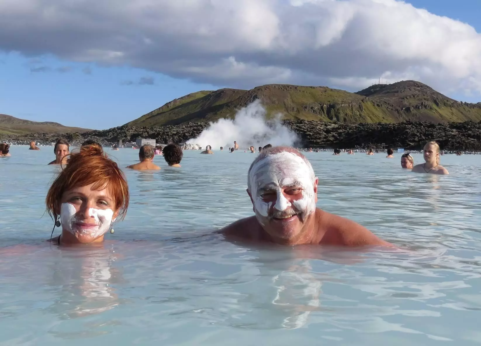 Laguna Azul en Islandia y dos personas en el balneario