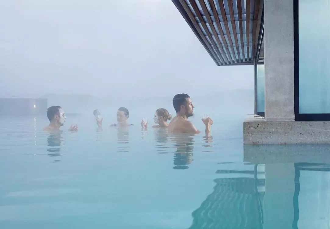 Baño en la famosa Laguna Azul en Islandia