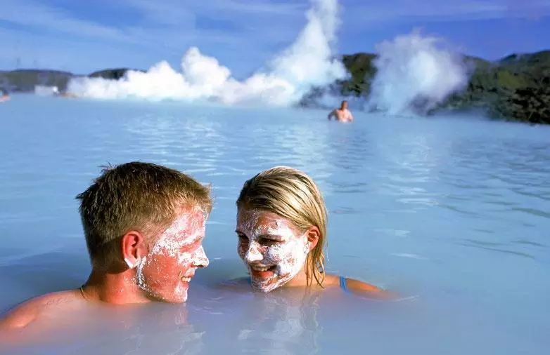 Dos personas con la entrada en la Laguna Azul de Islandia
