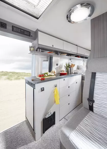 Cocina de la autocaravana de alquiler de categoría pequeña