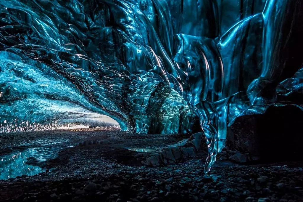 Cueva de hielo cristalina