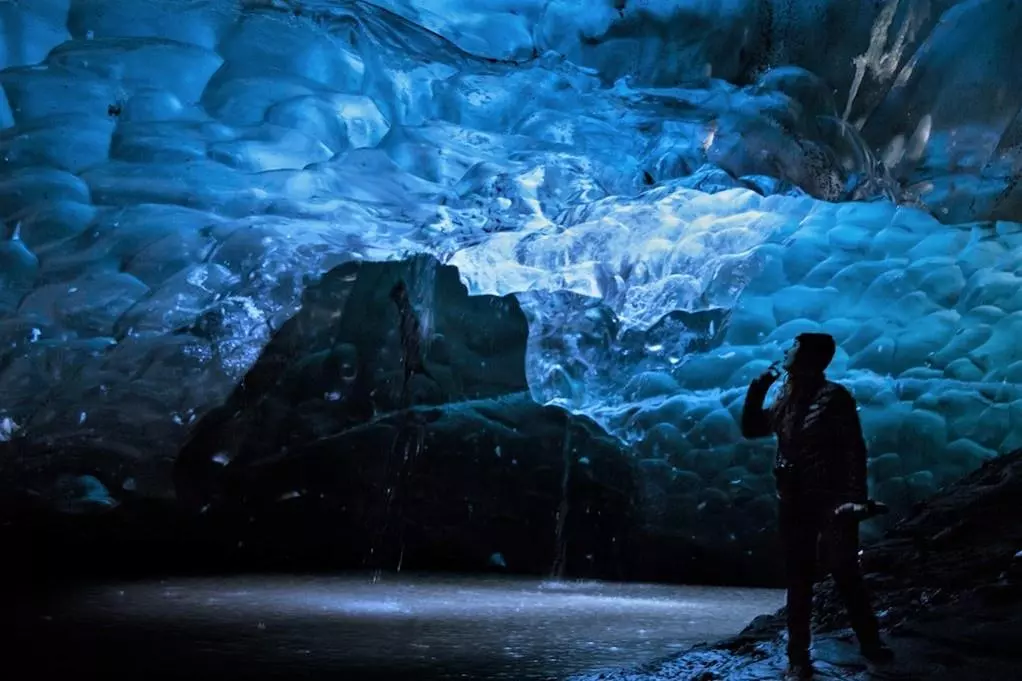 Cueva de hielo Dragon Azul en el glaciar Vatnajökull 