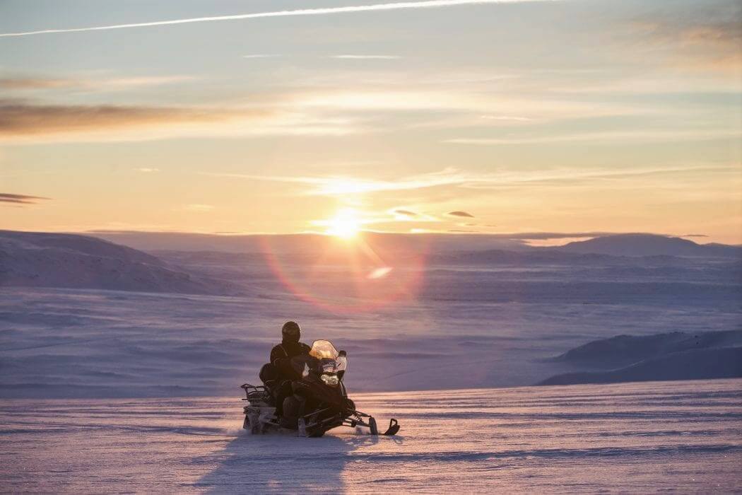 excursión en moto de nieve en glaciar en Islandia