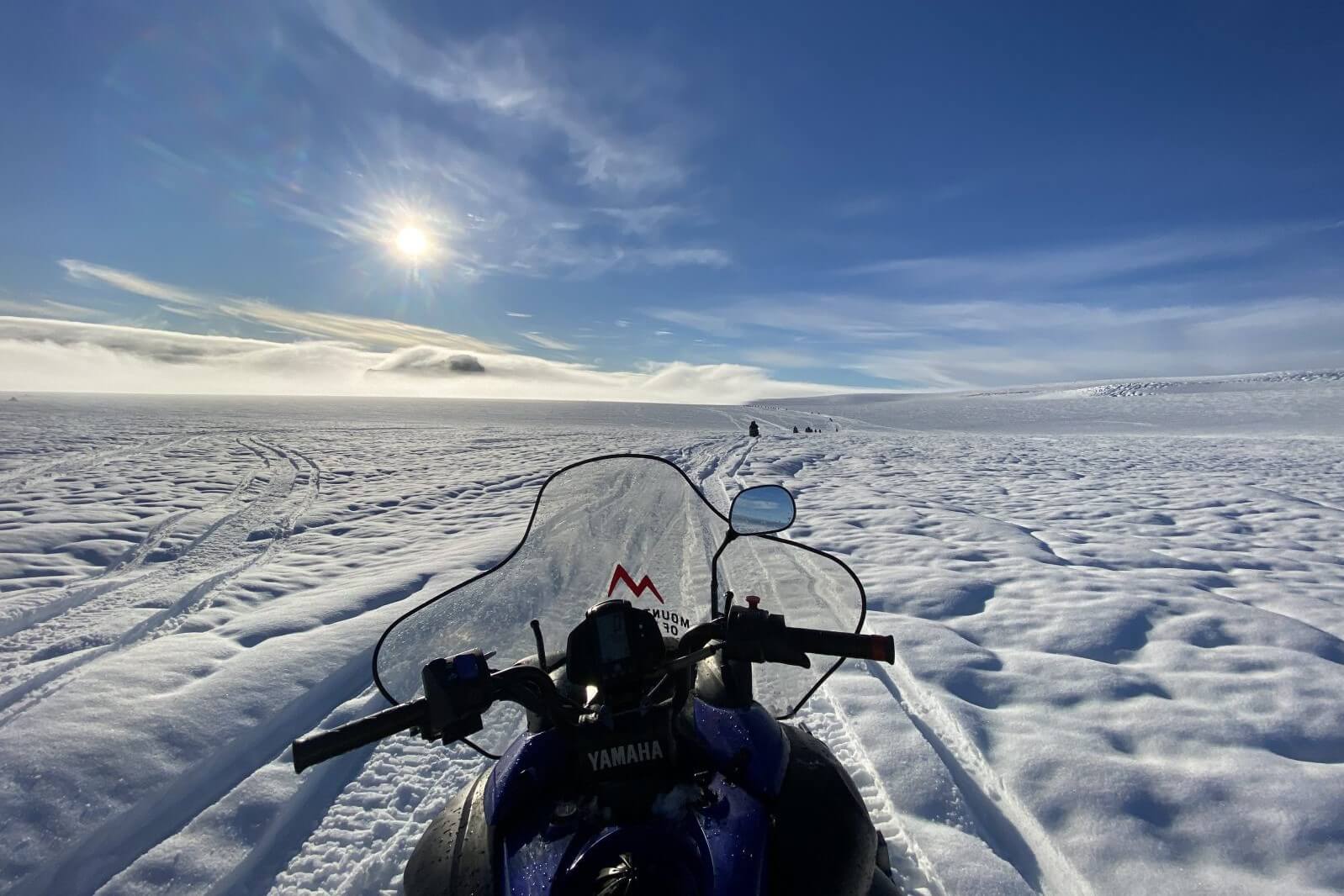 Moto de nieve en el glaciar en Islandia