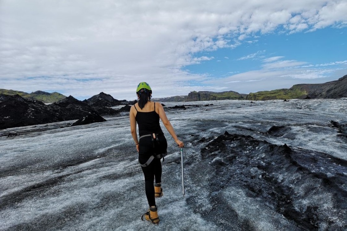 mujer en excursion en glaciar caminata sur islandia