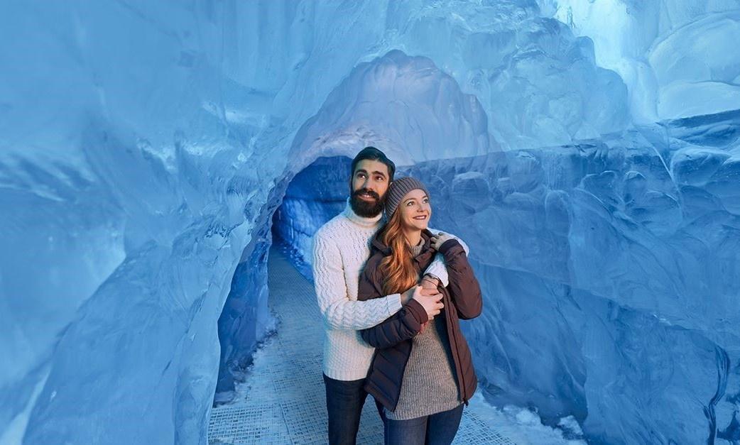 Cueva de hielo en el museo Perlan en Reykjavík