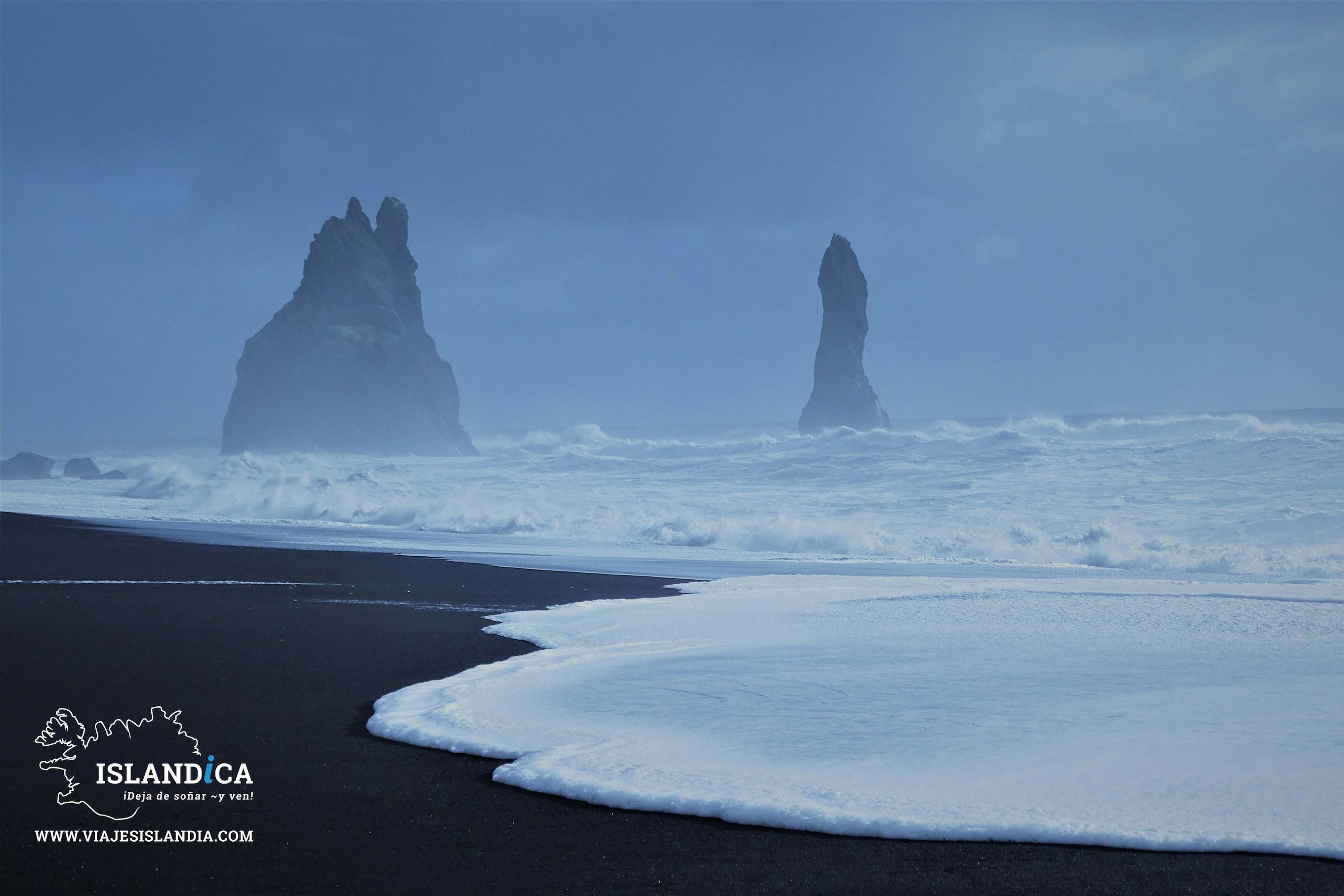 Playa de arena negra en sur de Islandia