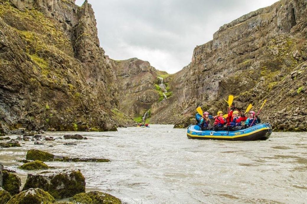 rafting rio norte islandia grupo en lancha