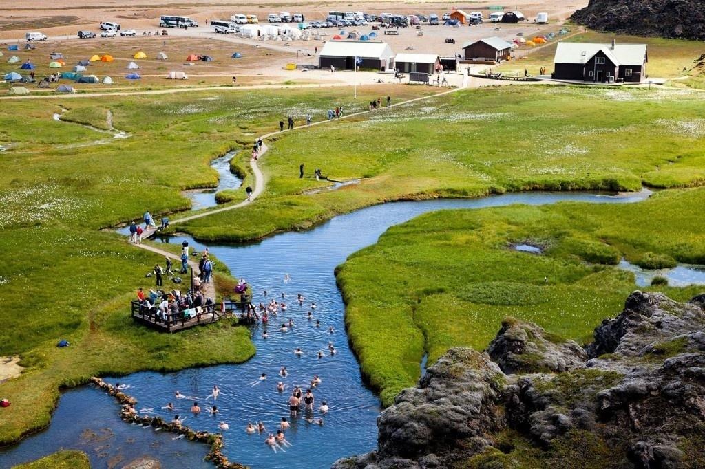 Banos naturales en las montanas de Islandia