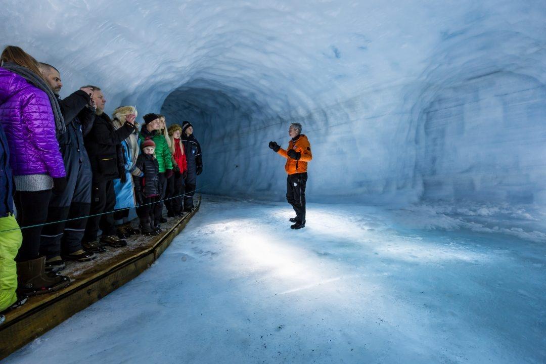 Túnel de hielo en el glaciar Langjökull