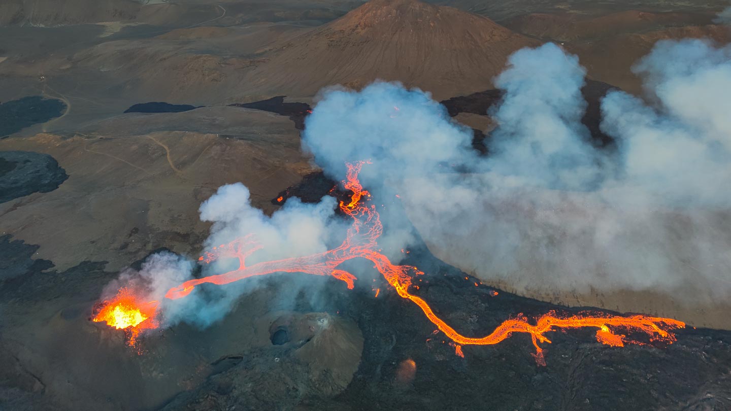 volcan lava roja negra 2021