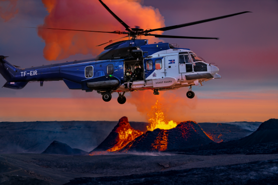 helicopterp sobre volcan erupcion