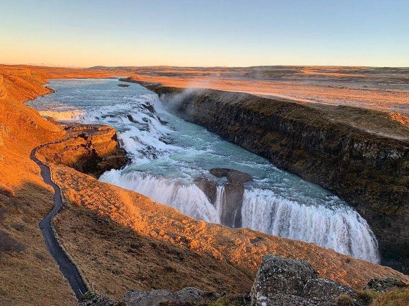 Gullfoss: la catarata de oro en Islandia. Desde el aparcamiento la oyes rugir, como un dragón escondido en el cañón del río H...