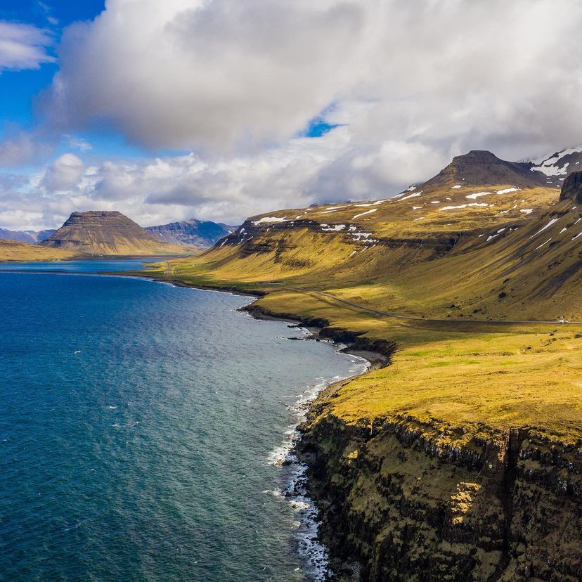 In the north of the Snaefellsnes peninsula you drive along this beautiful coast! Have a great weekend! Iceland🇮🇸#island #isla...