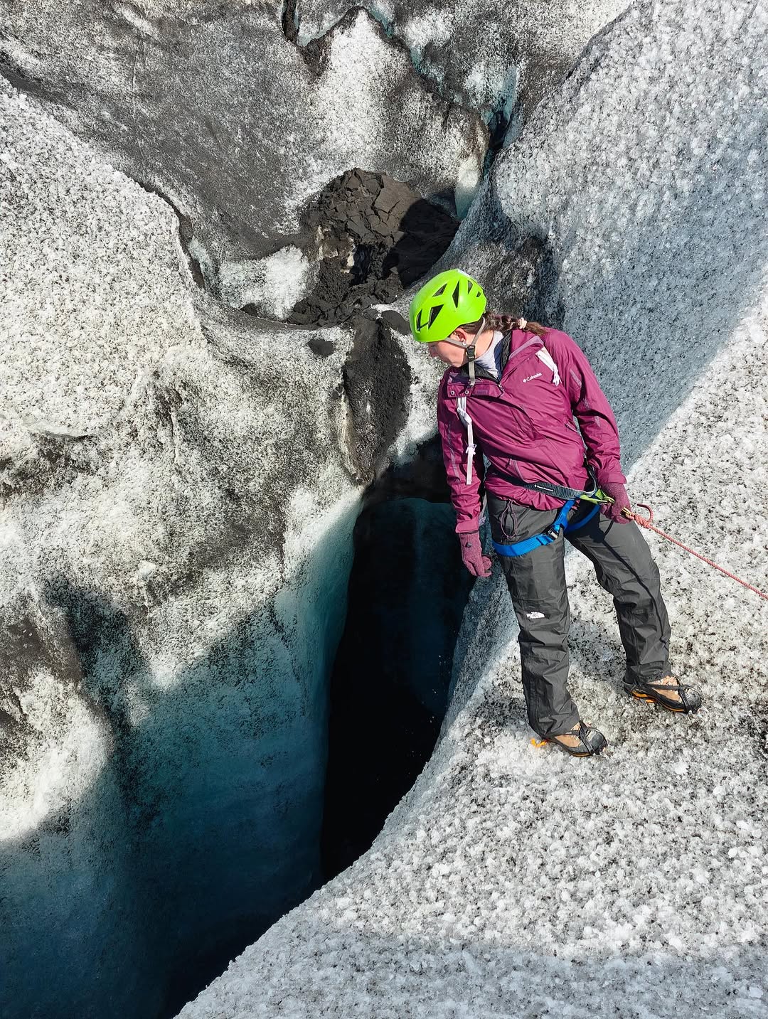 Would you look down? 😎🤙🏼#glacieradventure #iceland #icelandadventure #icelanditinerary #thingstodoiniceland #vatnajökull #jök...