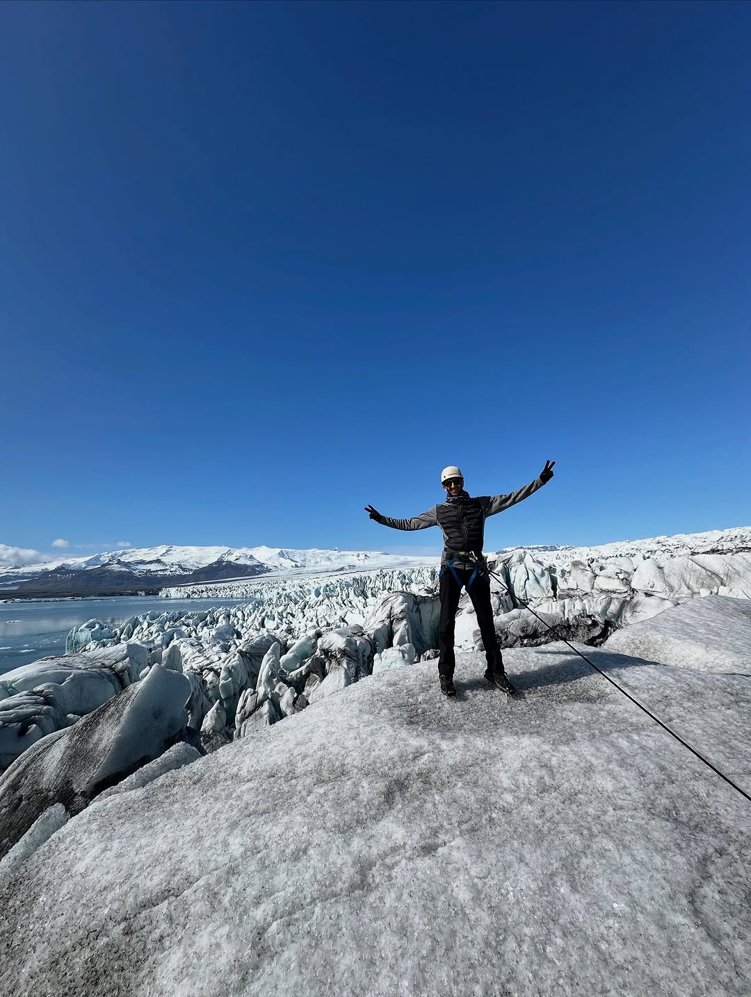 Where Breiðamerkurjökull meets and calves into Jökulsárlón 🤙🏼💙#glacieradventure #iceland #icelandadventure #icelanditinerary ...