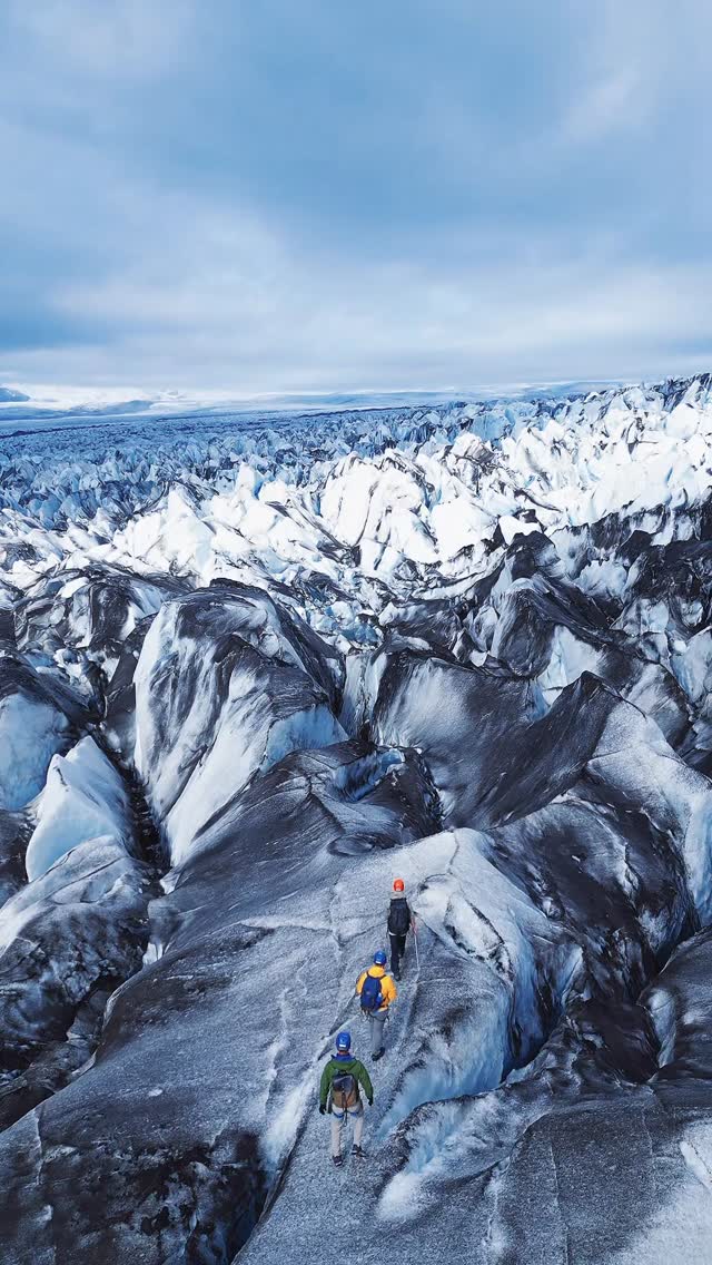 Epic trekking across Europe’s largest glacier: Vatnajökull. 🇮🇸❄️