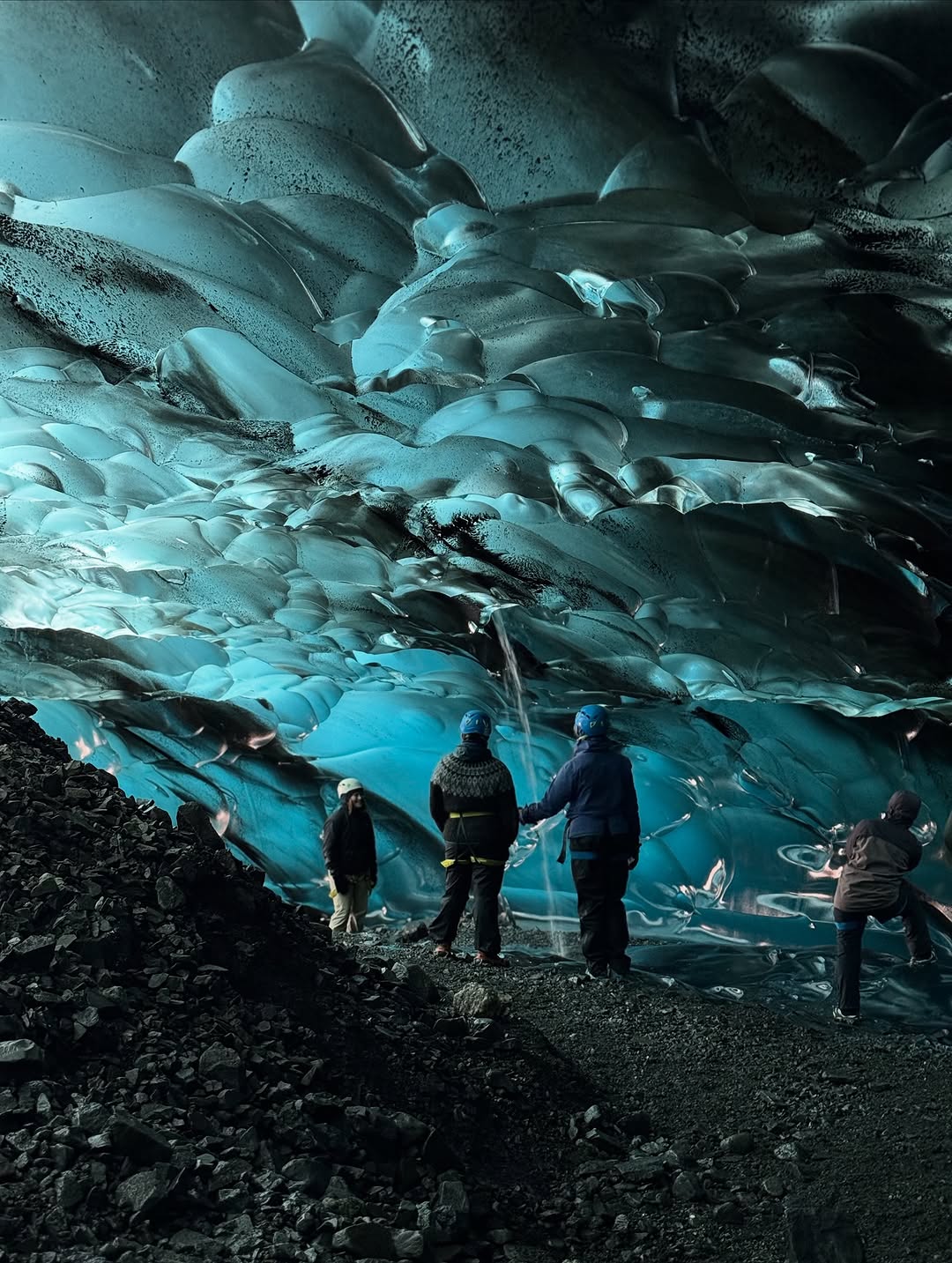 The glacier adventures continue 🙌🏼❄️✨#glacieradventure #iceland #icelanditinerary #thingstodoiniceland #icelandtrip #icelandn...