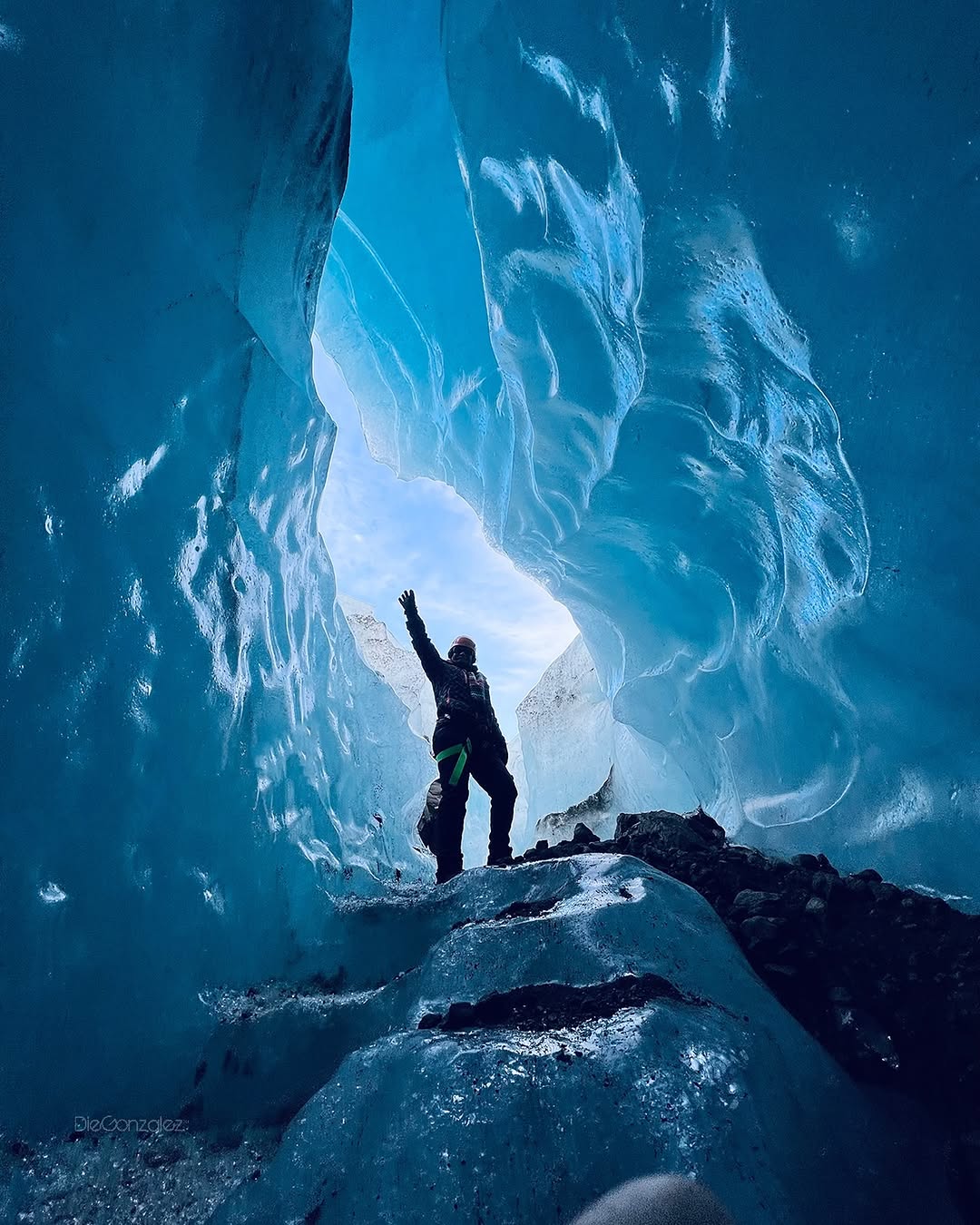Caminar por un glaciar es entrar a un mundo que no parece real.Callejones azules que brillan como vidrio, paredes y cuevas do...