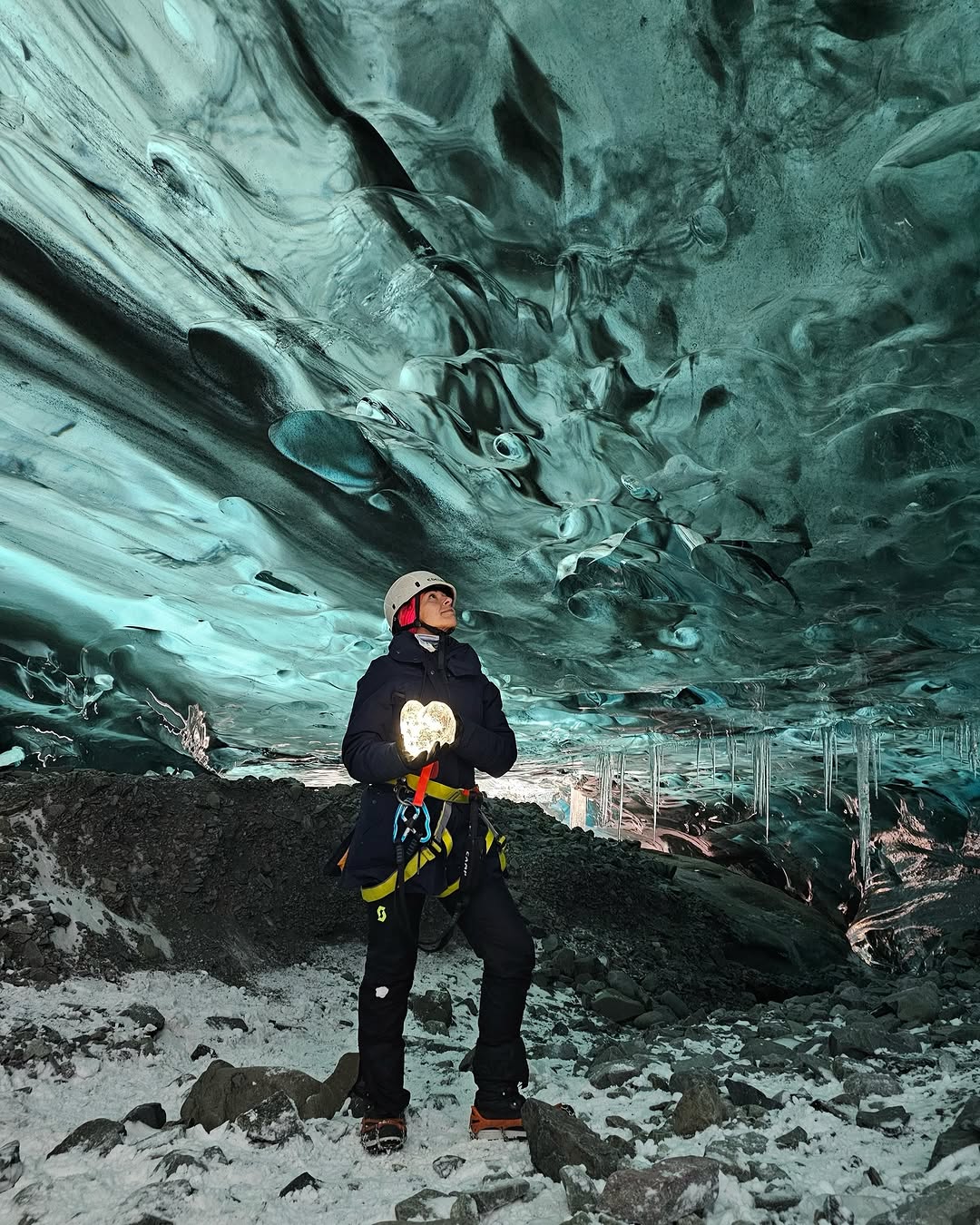 Happy December 🎅🏼✨#glacieradventure #iceland #icelanditinerary